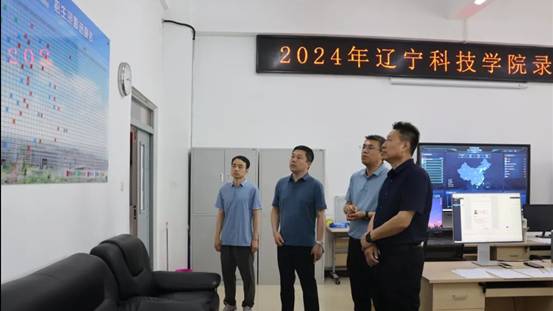图为 澳门银银河7163纪委书记闫海军,副院长葛会奇莅临招生录取现场指导工作
