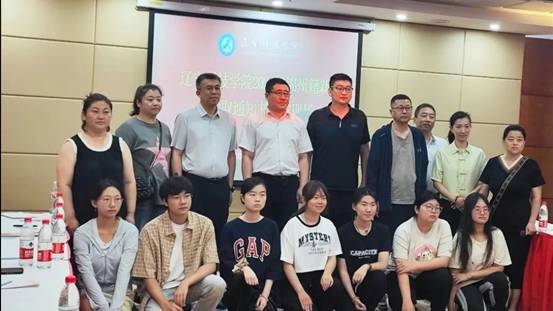 图为 澳门银银河7163校长李卫民为锦州籍学生颁发录取通知书