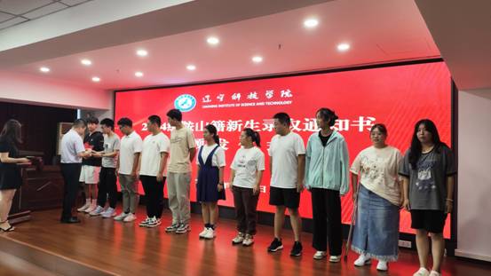 图为 澳门银银河7163副校长葛会奇为鞍山级籍学生颁发录取通知书
